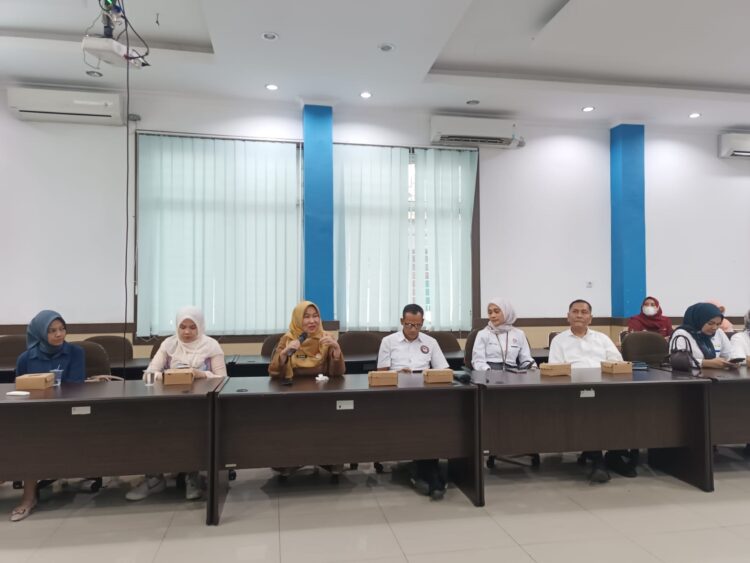 keterangan pers--Kepala Dinas Kominfotik Sumbar, Siti Aisyah berikan keterangan pers, Senin (29/7).