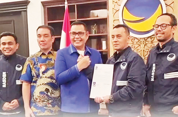 NasDem Usung Epyardi Asda sebagai Bakal Calon Gubernur Sumbar 1 SURAT REKOMENDASI—DPP Partai Nasdem memberikan surat rekomendasi kepada Bupati Solok Epyardi Asda sebagai Bakal Calon Gubernur Sumatera Barat pada Pilkada 2024.