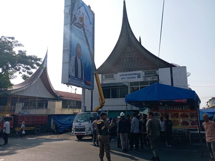 Bilbor Dibongkar Paksa, Nuansa Politis Kental Terasa di Batusangkar 1 Suasana pembongkaran konstruksi bilbor ditengah kota Batusangkar, bernuansa politis. (chandra antoni)