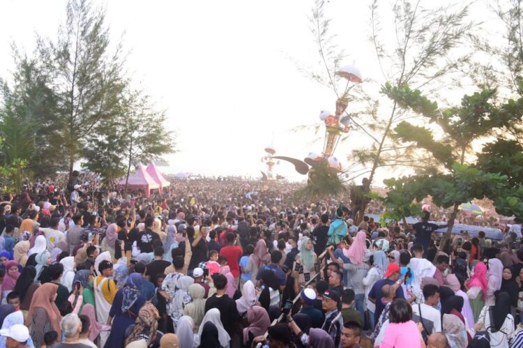 SAKSIKAN HOYAK TABUIK— Puluhan ribu pengunjung dan wisatawan menyaksikan Hoyak Tabuik 2024 di Kota Pariaman.