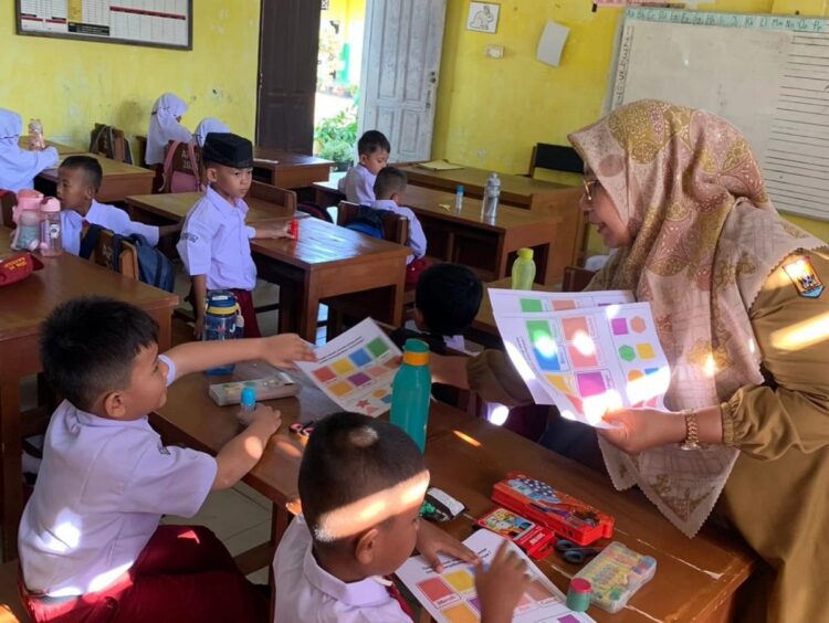 SDN 21 Jalan Kereta Api Hadirkan Psikolog Selama MPLS 1 HADIRKAN PSIKOLOG— Murid-murid kelas 1 SDN 21 mendapatkan pengajaran dari Psikolog selama MPLS Tahun Pelajaran 2024/2025.