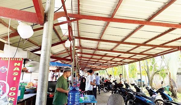 Jeritan Pedagang yang ‘Diteror’ Surat Pengusiran, ”Kami Tidak Melawan, Kami Cuma Cari Makan”, Al Amin: Segera Kosongkan untuk Penilaian Masjid 1 HARUS DIKOSONGKAN— Para pedagang yang biasa berjualan di area parkir sepeda motor sebelah utara Masjid Raya Syekh Ahmad Khatib Al Minangkabawi Sumatera Barat, diminta untuk mengosongkan area tempat mereka berjualan, karena akan ada penilaian Masjid Percontohan Tingkat Nasional tahun 2024.