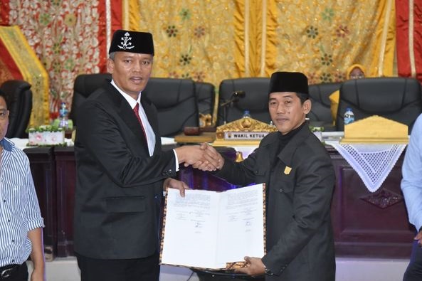 DPRD Setujui Pertanggungjawaban Ranperda APBD 2023 1 PENGESAHAN RANPERDA— Pj Wali Kota Pariaman Roberia saat sidang paripurna DPRD pengesahan Ranperda pertanggungjawaban APBD 2023 menjadi perda, bersama pimpinan DPRD Kota Pariaman.