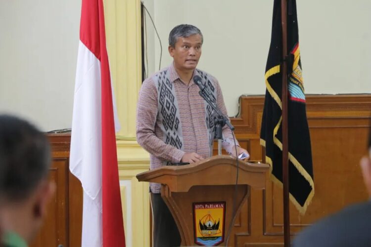 SAMPAIKAN NOTA— Pj Wali Kota Pariaman Roberia saat menyampaikan Nota KUA dan PPAS pada sidang paripurna di gedung DPRD.