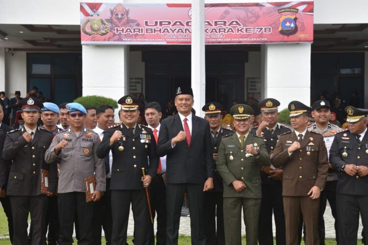 HUT Bayangkara ke-78, Polri Presisi Mendukung Percepatan Transformasi Ekonomi 1 FOTO BERSAMA—Pj Wali Kota Pariaman Roberia foto bersama saat HUT Bhayangkara ke-78 tahun 2024.