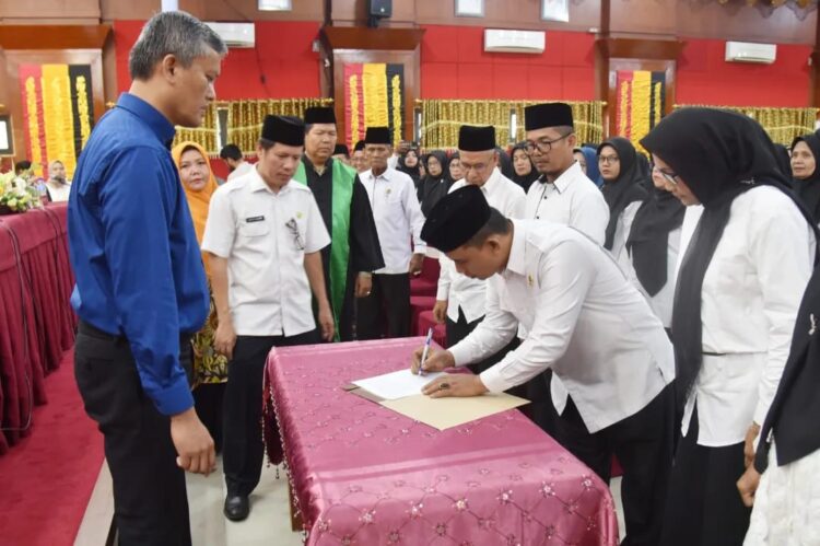 Perpanjangan Masa Jabatan BPD, Emban Amanah dalam Kelola Potensi Desa 1 PERPANJANGAN MASA JABATAN— Wali Kota Pariaman Roberia saat mengukuhkan dan sekaligus mengambil sumpah Badan Permusyawaratan Desa (BPD) se Kota Pariaman.