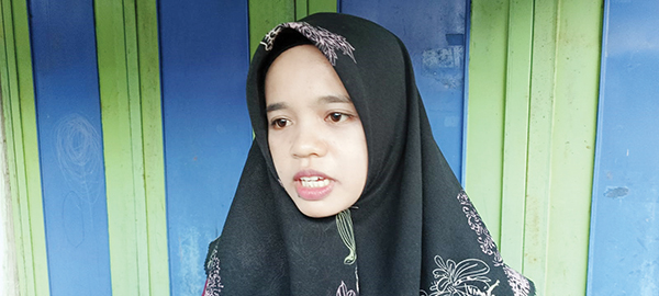 Diberhentikan Sepihak, Guru MIN 1 Trauma karena Ada Ancaman Kepsek 1 DIWAWANCARA WARTAWAN— Fitri Asri, guru MIN 1 Padang yang dipecat sepihak oleh kepala sekolah, akhirnya mau diwawancara wartawan, akhir pekan lalu. Fitri bersama rekannya, Apriana Saputri, merupakan dua guru honorer yang dipecata tanpa ada surat peringatan dari pihak kepsek sebagai pimpinan.