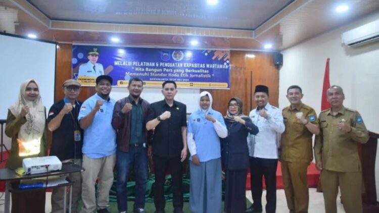 BERSAMA—Penjabat Wali Kota Sawahlunto Fauzan Hasan dan Ketua DPRD Eka Wahyu bersama perwakilan peserta pelatihan penguatan kapasitas wartawan Kota Sawahlunto,