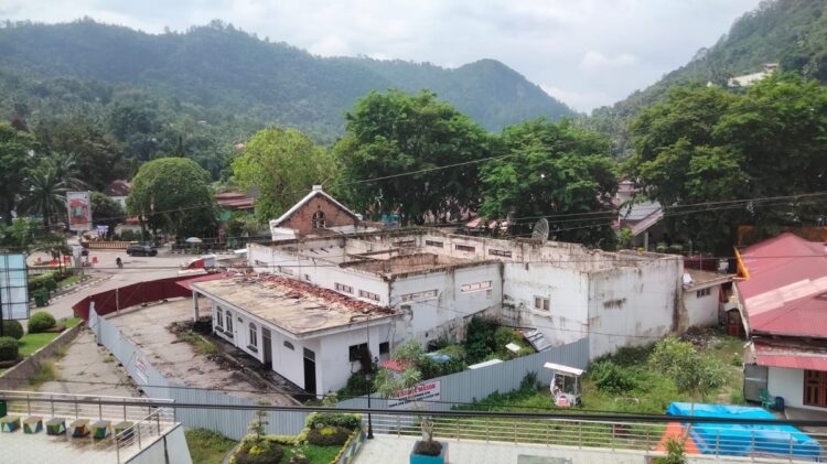 Jadi Pembicaraan Panas di DPRD, 2 Tahun GPK Terbakar, Belum Ada Upaya Perbaikan 1 TERBENGKALAI—Pasca kebakaran Gedung Pusat Kebudayaan (GPK) Kota Sawahlunto pada (3/10/22) lalu, terlihat terbengkalai
belum ada upaya perbaikan.