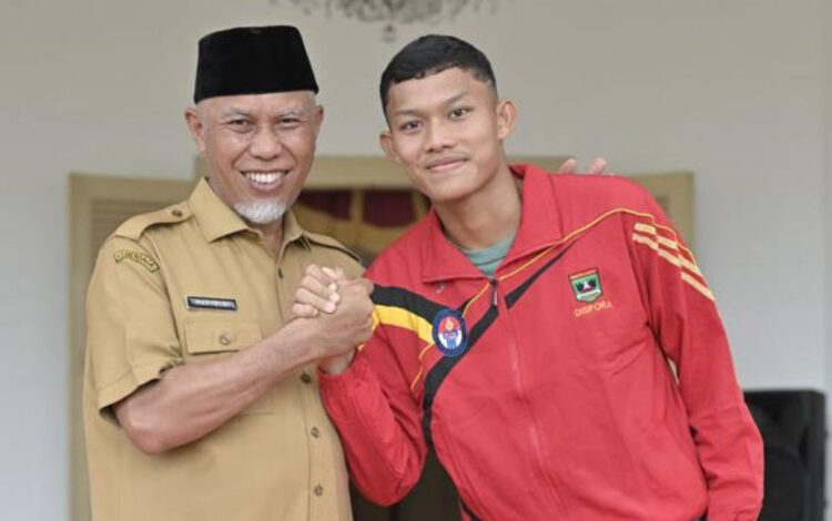 Jebolan PPLP Sumbar Raih Penghargaan Kiper Terbaik AFF U-19, Gubernur: Jadikan Prestasi Ikram Alghifari Motivasi Bagi Generasi Muda 1 KIPER TIMNAS—Gubernur Sumbar, Mahyeldi Ansharullah bersama Kiper Timnas Indonesia U-19 Ikram Alghifari.