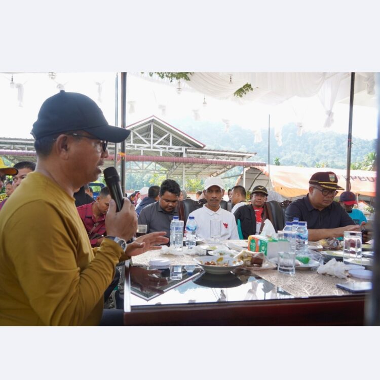 Bupati H Khairunas: Pemerintah Butuh Dukungan Wartawan 1 SAMBUTAN—Bupati Solok Selatan H Khairunas berikan sambutan saat jumpa pers dengan wartawan.