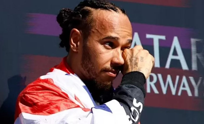 TANGIS BAHAGIA— Lewis Hamilton tak bisa menahan perasaan bahagianya hingga menangis setelah menjuarai GP Inggris di Sirkuit Silverstone.