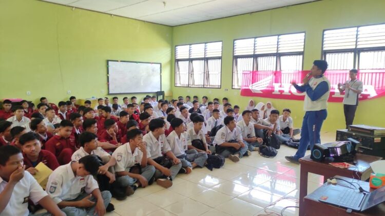 Edukasi Generasi #Cari_Aman, Honda Hayati Peduli Keselamatan Generasi Muda dalam Berkendara 1 EDUKASI— Instruktur safety riding Honda Hayati memberikan edukasi keselamatan berkendara dengan tema Bangga menjadi Generasi #Cari_Aman, di SMK N 1 Kinali, Rabu (24/7).