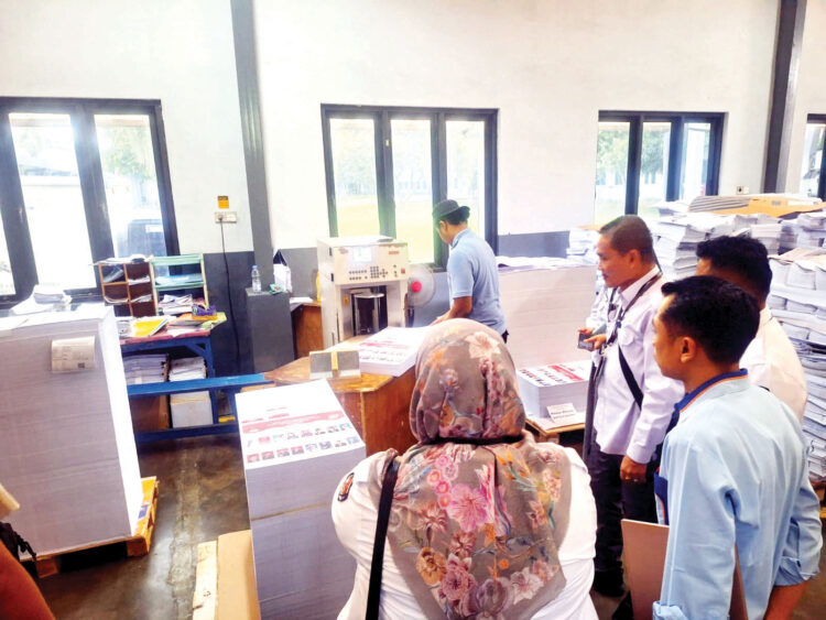 KPU Sumbar Distribusikan Surat Suara PSU DPD RI 1 CEK SURAT SUARA— Anggota KPU Sumbar saat meng-cek Surat Suara untuk Pemungutan Suara Ulang (PSU).