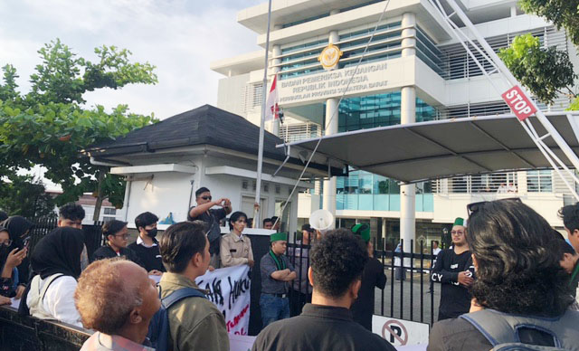 Dugaan Korupsi Pembangunan Gedung DPRD Padang, HMI Desak Usut Tuntas dan Copot Kadis PUPR 1 UNJUK RASA— Massa dari Himpunan Mahasiswa Islam (HMI) Kota Padang melakukan unjuk rasa di BPK RI, Kejati Sumbar dan Dinas PUPR Padang untuk mendesak usut tuntas kasus dugaan korupsi pembangunan gedung DPRD Padang.