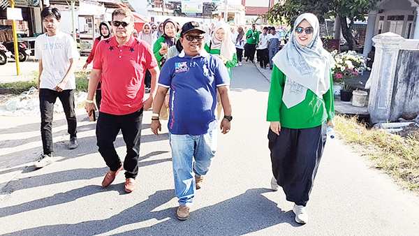 JALAN SANTAI— Camat Nanggalo Amrizal Rengganis bersama Lurah Kurao Pagang, Moliza Pane, membuka kegiatan jalan santai Sekolah Tinggi Ilmu Farmasi (STIFarm), di Kurao Pagang Dalam, Kecamatan Nanggalo, Sabtu (27/7)