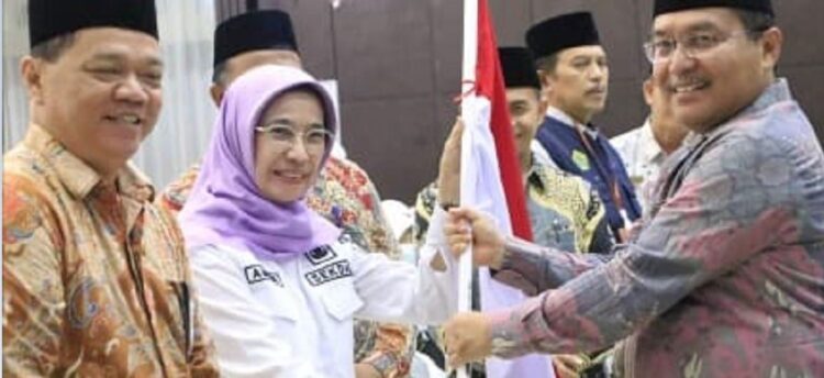 Tergabung pada Kloter 15, Jamaah Haji Sawahlunto Pulang dengan Selamat 1 SAMBUT—Kepala Kantor Kementerian Agama Provinsi Sumatera Barat diwakili oleh Plt. Kepala Bagian Tata Usaha H. Edison didampingi
Kakankemenag Kota Sawahlunto H. Dedi Wandra sambut jamaah haji.