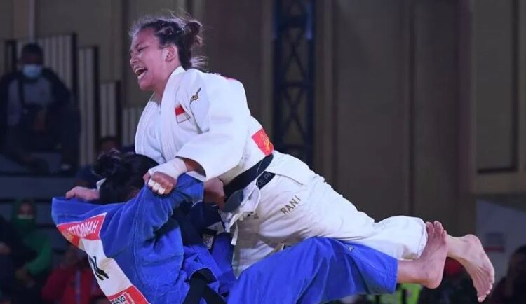 Atlet Judo Maharani jadi Pembawa Bendera Indonesia di Olimpiade Paris 2024 1 JUDO— Judoka putri DKI Jakarta Maryam March (kanan) bertanding melawan judoka Banten Amanah Nur Istiqomah (kiri).