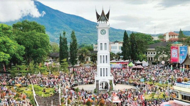 Naik Tiga Kali Lipat, Pariwisata Bukittinggi kembali Ramai Dikunjungi 1 KUNJUNGAN WISATA— Kunjungan wisatawan ke Kota Bukittinggi kembali meningkat di awal Juli 2024. Dinas Pariwisata daerah setempat mencatat rataan kenaikan retribusi objek wisata per hari naik sebanyak tiga kali lipat.