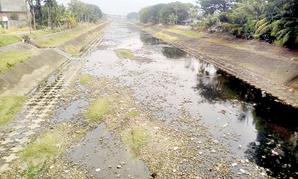 Lahan Pertanian Mulai Kering, Pemko Padang Minta Petani Hemat Air 1 KEKERINGAN— Cuaca panas yang melanda Kota Padang selama dua pekan belakangan ini, menyebabkan mengeringnya aliran sungai Banda Bakali Kota Padang.