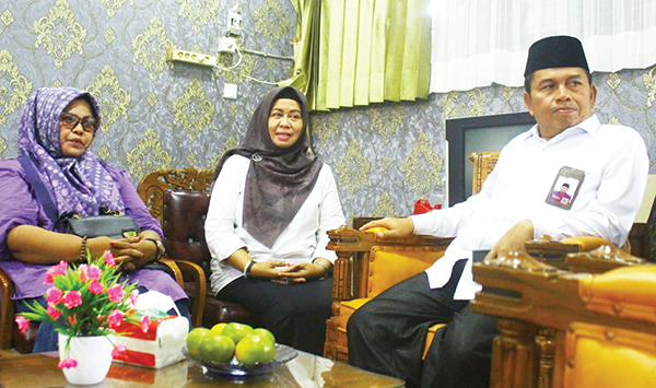 KUNJUNGI MIN 1— Kakankemenag Kota Padang Edy Oktafiadi, bertemu langsung dengan Kepsek MIN 1 Padang Lilis Andriani, untuk mengklarifikasi terkait viralnya kasus dua guru honorer MIN 1 yang dipecat sebelah pihak tanpa ada Surat Peringatan.