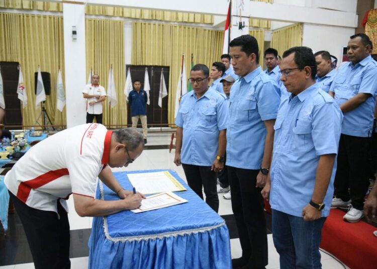 PELANTIKAN— Ketua KONI Provinsi Sumatera Barat Ir. Rony Pahlawan melantik pengurus KONI Padangpariaman periode 2024-2028, Minggu (30/6) di Hall IKK Parit Malintang pada Minggu 30 Juni 2024.