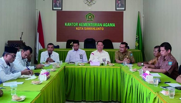 Koordinasi Kemenag, Dukcapil dan Pengadilan Agama, Kakemenag: Penting Mengetahui Terjadinya Pernikahan 1 SUASANA—Terlihat suasana rapat koordinasui antara Kementerian Agama Kota Sawahlunto, Dinas Kependudukan dan Pencatatan
Sipil (Dukcapil), serta Pengadilan Agama Kota Sawahlunto.