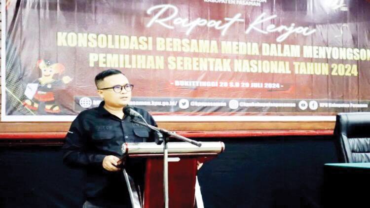 KONSULTASI MEDIA— Ketua KPU Pasaman, Taufiq di sela kegiatan Rapat kerja konsultasi bersama media dalam menyongsong pemilihan kepala daerah serentak Nasional 2024, Minggu (28/7).
