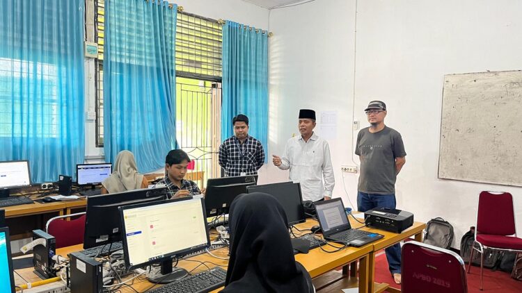 IKUT TES— Calon mahasiswa Satu Keluarga Satu Sarjana (Saga Saja) mengikuti Seleksi Kompetensi Dasar  (SKD)