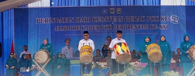 Gubernur Mahyeldi Buka Jambore Kader PKK Berprestasi, Kader PKK Padangpanjang Siap jadi Terbaik 1 PEMBUKAAN JAMBORE— Gubernur Sumatera Barat Mahyedli saat memukul gandang tasa bertanda dibukanya Jambore Kader PKK Berprestasi di Kabupaten Solok.