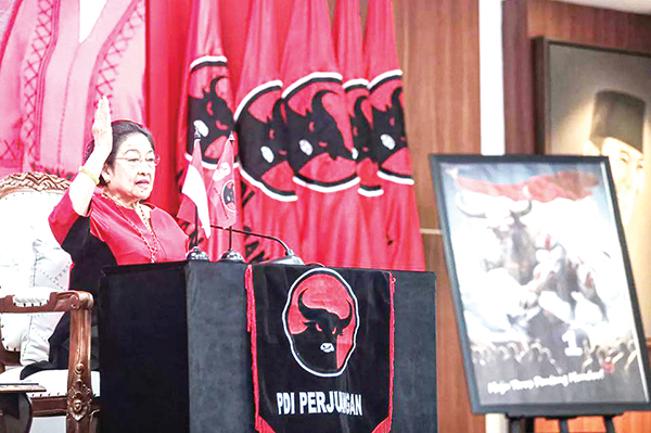 PELANTIKAN— Ketua Umum PDI Perjuangan Megawati Soekarnoputri saat acara pelantikan pengurus DPP PDI Perjuangan masa bakti 2019-2024 yang diperpanjang hingga tahun 2025 di Sekolah Partai PDI Perjuangan, Lenteng Agung, Jakarta Selatan, Jumat (5/7).