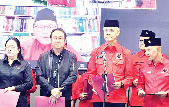 Megawati Lantik Pengurus Baru PDIP, Ahok dan Ganjar Jadi Ketua DPP 1 LANTIK— Ketum DPP PDIP Megawati Soekarnoputri melantik Ganjar Pranowo sebagai Ketua DPP PDIP di Sekolah Partai, DPP PDIP, Lenteng Agung, Jaksel, Jumat (5/7).