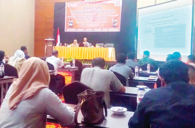 Antisipasi Temuan dan Persoalan Keuangan, Bawaslu Sijunjung Beri Pelatihan untuk Panwascam 1 PELATIHAN— Bawaslu Sijunjung memberikan pelatihan pengelolaan keuangan kepada seluruh Panwascam se-Kabupaten Sijunjung 3 hingga 4 Juli di Emersia, Batusangkar.