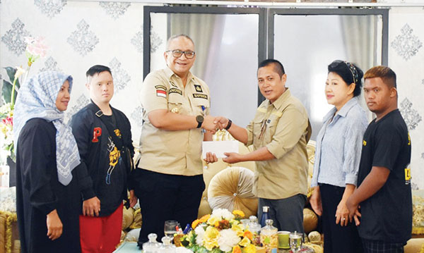 55 Atlet Disabilitas Kota Padang Disiapkan Ikut PeSODa 2024 1 DUKUNGAN— Pj Wako Padang Andree Algamar memberikan dukungan kepada atlet disabilitas yang yang tergabung dalam SOIna Kota Padang untuk mengikuti PeSODa Sumatera Barat 2024 yang akan digelar pada 3-4 Agustus.