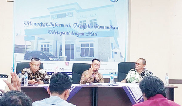 Tidak Ada Nama Irwan Prayitno, Prasasti Masjid Raya Syekh Ahmad Khatib Al Minangkabau Sumbar Ditandatangani 4 Tokoh 1 KETERANGAN PERS— Kepala Biro Kesra Setdaprov Sumbar, Al Amin, Kabid IKP Dinas Kominfotik Sumbar, Indra Sukma berikan keterangan pers, Kamis (4/7) di Aula Kantor Dinas Kominfotik Sumbar