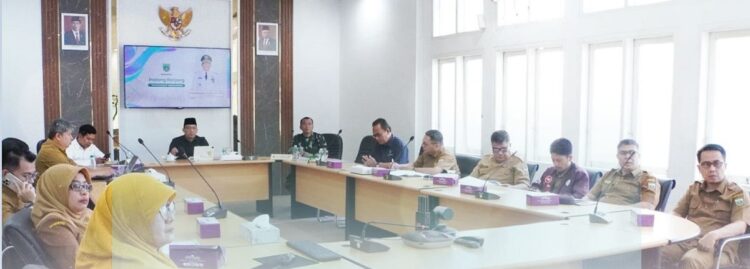 RAPAT PENGENDALIAN INFLASI— Penjabat (Pj) Wali Kota, Sonny Budaya Putra, AP, M.Si saat mengikuti rakor pengendalian inflasi daerah bersama beberapa instansi terkait, Senin 29 7 di Ruang VIP Balai Kota.