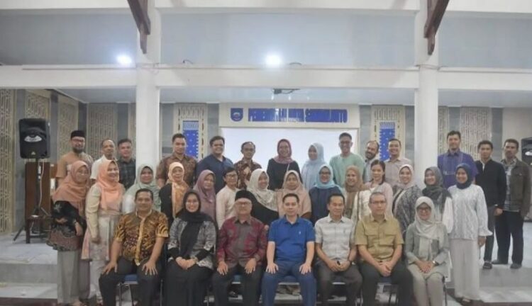 Pj Wali Kota Sawahlunto, Audiensi Bersama Manajemen dan Dokter RSUD 1 FOTO BERSAMA—Penjabat Wali Kota Sawahlunto Fauzan Hasan berdiskusi dengan jajaran manajemen dan dokter di RSUD Sawahlunto foto bersama.