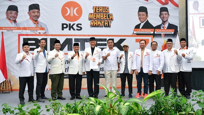 PKS Resmi Serahkan SK Dukungan ke Mahyeldi-Vasco Maju Pilgub Sumbar 1 SK DUKUNGAN— Presiden PKS, Ahmad Syaikhu, resmi memberikan SK dukungan kepada Mahyeldi Ansharullah-Vasco Ruseimy untuk maju Pilgub Sumbar 2024.