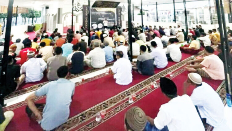 Ratusan Napi Lapas Padang Ikuti Pesantren Kilat, Marten: Mengubah Perilaku WBP menjadi Lebih Baik 1 PROGRAM PESANTREN— Lapas Kelas II A Padang menggulirkan program pesantren bagi ratusan Warga Binaan Pemasyarakatan (WBP) muslim yang menjalani hukuman di Lapas. Program ini digulirkan demi mengubah perilaku para narapidana menjadi manusia yang lebih baik saat bebas.