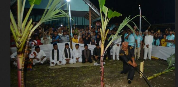 Pesona Budaya Tabuik Pariaman telah Masuki Prosesi Kedua 1 TEBANG—Dubalang (algojo) Tabuik Pasa menebang pohon pisang saat prosesi Maambiak Batang Pisang di Pariaman,