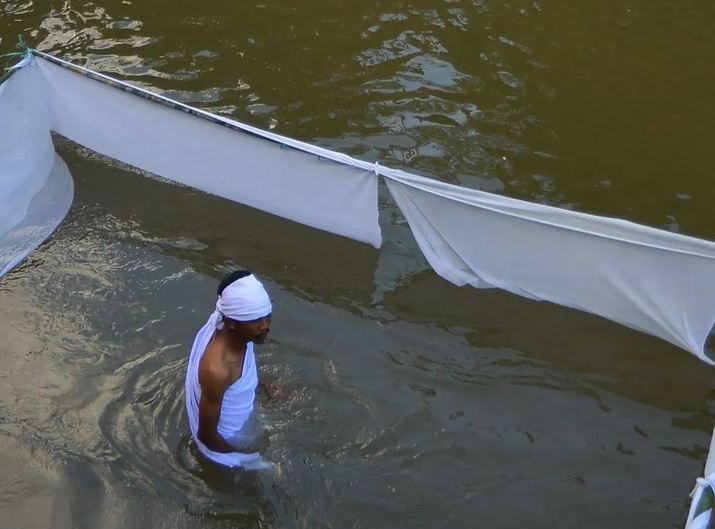 Proses Maambiak Tanah Pesona Tabuik Dimulai di Sungai Batang Piaman 1 PROSESI MAAMBIAK TANAH— Seorang keturunan keluarga Tabuik Subarang masuk ke dalam sungai saat prosesi Maambiak Tanah di Pauh Pariaman, Sumatera Barat, Minggu (7/7).