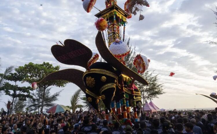 Perputaran Uang pada Puncak Tabuik Capai Puluhan Miliar 1 BUANG TABUIK— Prosesi tabuik saat diarak untuk dibuang ke laut lepas pada rangkaian Pesta Budaya Hoyak Tabuik di Pariaman