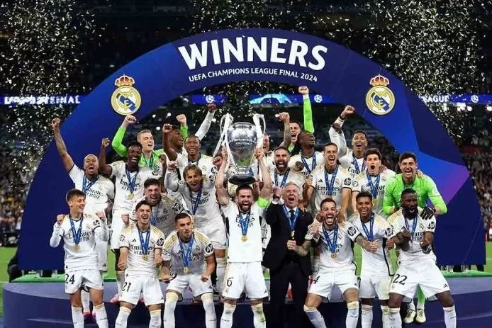 Real Madrid Klub Pertama yang Raup Pendapatan 1 Miliar Euro 1 ANGKAT TROFI— Pemain Real Madrid mengangkat trofi usai memenangi Liga Champions 2023/2024 di Wembley Stadium, London, Inggris.