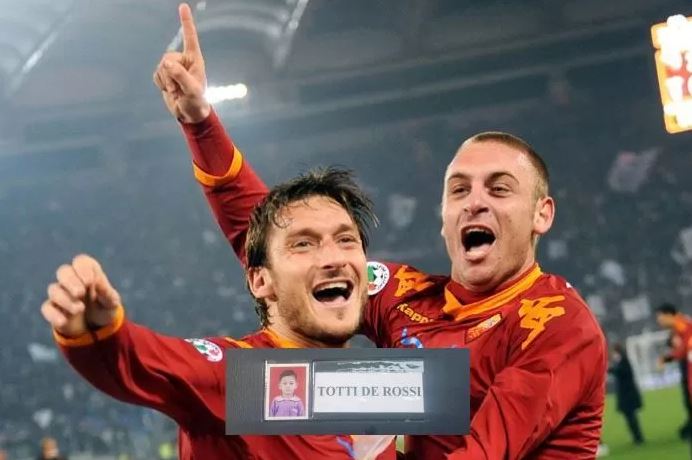 Gabungkan Dua Nama Legenda AS Roma, Anak PAUD di Indonesia Jadi Sorotan Media Italia 1 LEGENDA— Aksi Francesco Totti dan Daniele De Rossi semasa bermain bersama AS Roma di Serie A.