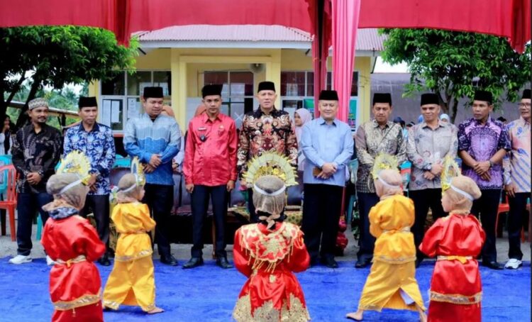 MTQ Nagari Malampah Barat Ditabuh, Sabar AS Disambut Ribuan Warga 1 SAMBUT—Bupati Pasamkan Sabar AS disambut dengan tarian paasambahan di lokasi MTQ jelang dibuka.