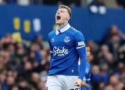 Perkuat Lini Pertahanan, MU Ajukan Tawaran Baru untuk Bek Everton Jarrad Branthwaite