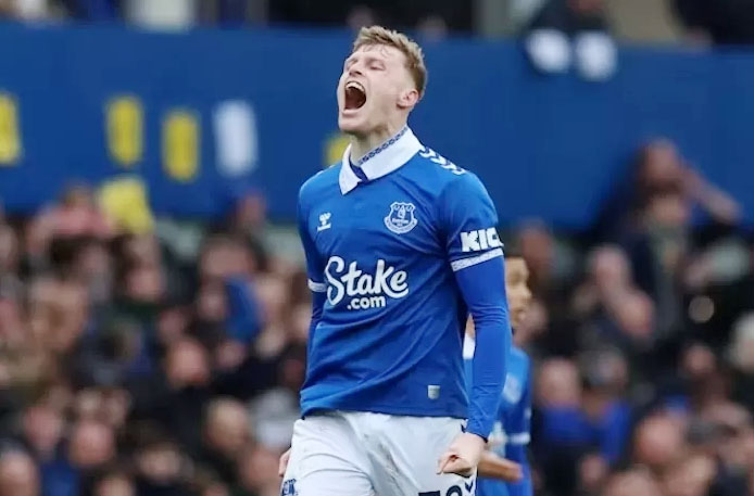 TAWARAN BARU— Manchester United (MU) dikabarkan telah mengajukan tawaran baru untuk mengontrak bek Everton, Jarrad Branthwaite, pada musim panas ini.