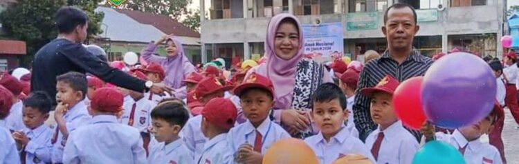 PERINGATAN HARI ANAK NASIONAL— Pada momentum Hari Anak Nasional ke-40, diperingati SD N Komplek Balai-Balai Kota Padang Panjang dengan beragam kegiatan di halaman sekolah, Selasa (23/7).