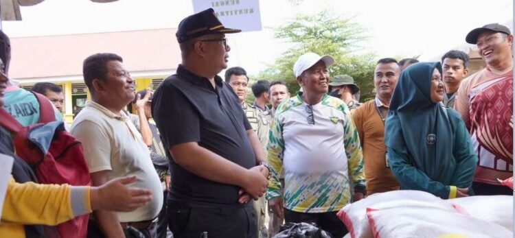SERAHKAN BANTUAN— Bupati Solok Selatan yang diwakili Sekdakab Dr Syamsurizaldi menyerahkan bantuan saat gelaran Car Free Day, Minggu (30/6).
