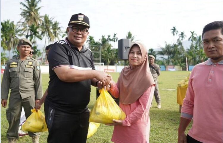 SALURKAN—Sekretaris Daerah Kabupaten Solok Selatan, Dr. Syamsurizaldi saat menyalurkahn bantuan.